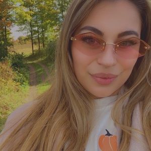 Meet your Posher, Cassandra